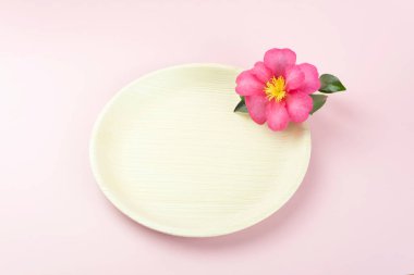 Pembe tropikal çiçekli tek kullanımlık Bambu tabağı.