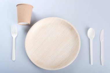 Açık gri arkaplanda tek kullanımlık tablo takımı