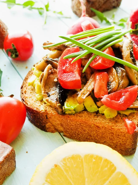 Torrada Com Cogumelos Abacate Tomate Cereja Dof Rasa — Fotografia de Stock