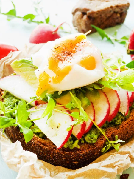 Toast Met Avocado Ondiepe Dof — Stockfoto