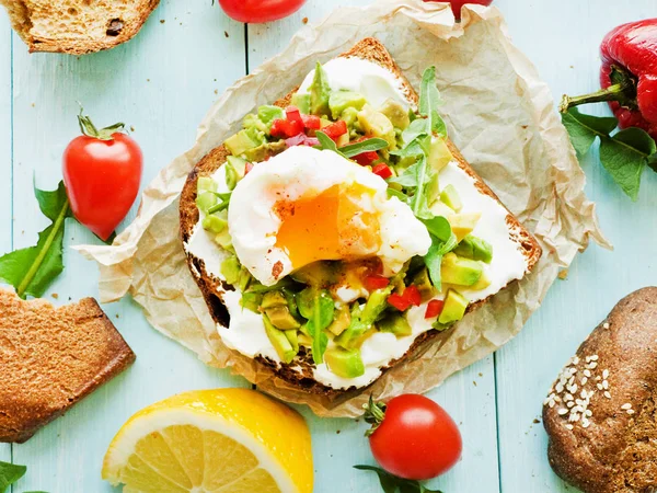 Avokado Yumurta Tost Sığ Dof — Stok fotoğraf