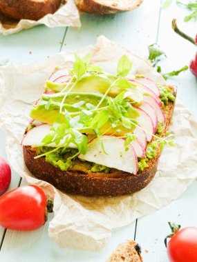 Avokado ve raddish şerefine. Sığ dof.