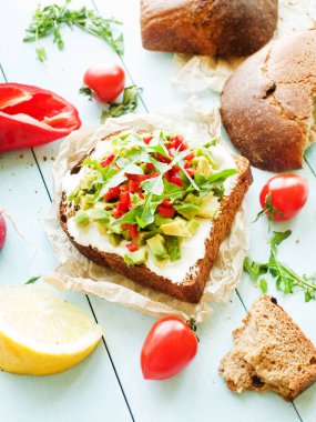 Avokado ve yoğurt tost. Sığ dof.