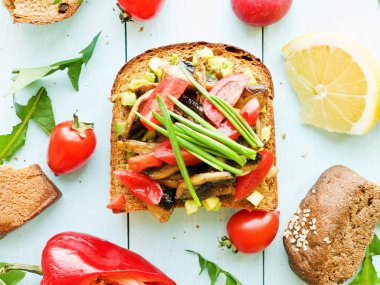 Mantar ve kiraz domates tost. Sığ dof.