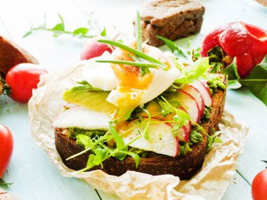 Avokado ve yumurta tost. Sığ dof.