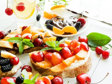 Tost ile çikolata ve peynir spreat meyveler ve meyve ile. Sığ dof.