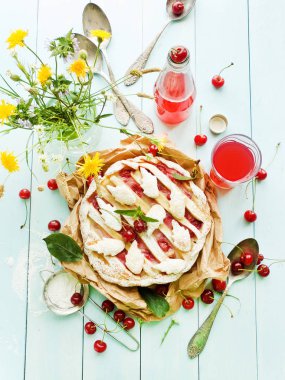 Vişneli tart tatlı kiraz kompostosu ile. Sığ dof.