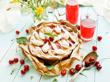 Vişneli tart tatlı kiraz kompostosu ile. Sığ dof.