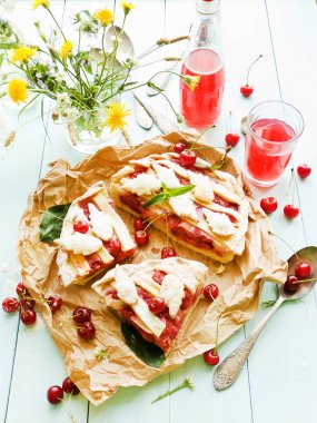 Vişneli tart tatlı kiraz kompostosu ile. Sığ dof.