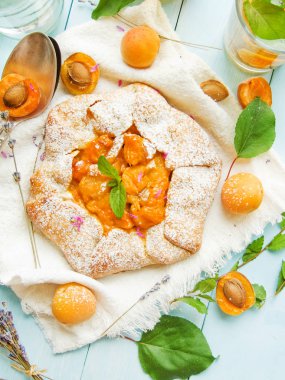 Tatlı kayısı açık pasta