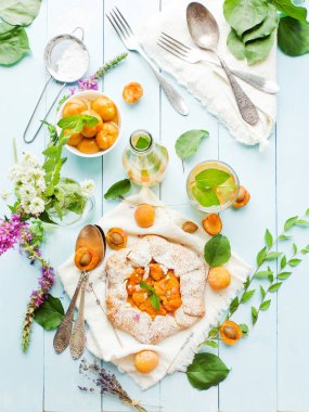 Tatlı kayısı açık pasta