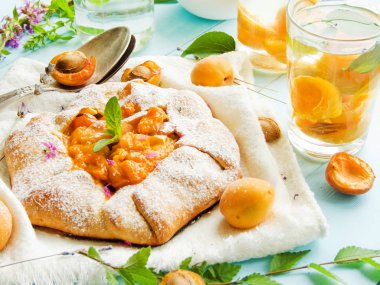 Tatlı kayısı açık pasta