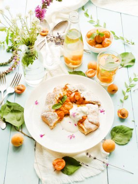 Tatlı kayısı açık pasta