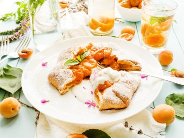 Tatlı kayısı açık pasta