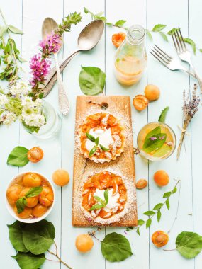 Tatlı kayısı açık pasta