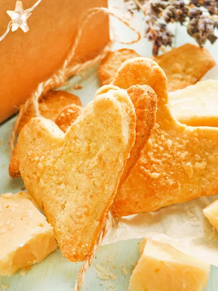 Heerlijke Koekjes Van Parmezaanse Kaas Met Italiaanse Kruiden Ondiepe Dof — Stockfoto