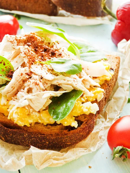 Toast Mit Hühnchen Und Eiern Flacher Dof — Stockfoto