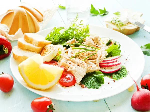 鸡肉鱼片配蔬菜和蔬菜 浅自由度 — 图库照片