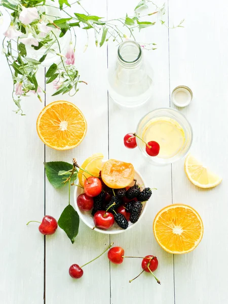 Bir Bardak Limonlu Maden Suyu Sığ Dof — Stok fotoğraf