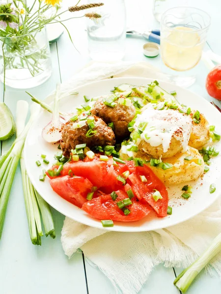 Plate Mashed Potatoes Veggies Meatballs Shallow Dof — Stock Photo, Image