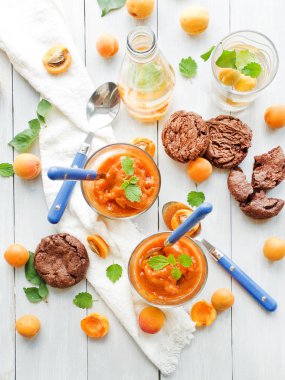 Kayısı granita gözlüklü. Sığ dof.