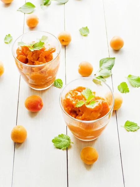 Kayısı granita gözlüklü. Sığ dof.