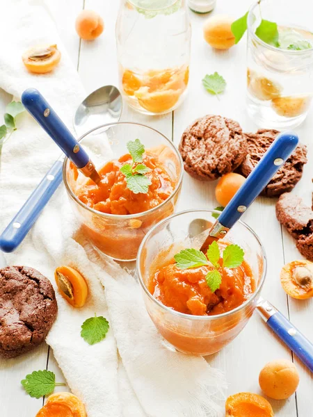 Kayısı granita gözlüklü. Sığ dof.