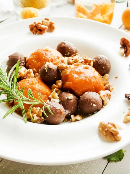 Meruňkový Sorbet Ořechy Čokoládové Kuličky Mělké Dof — Stock fotografie