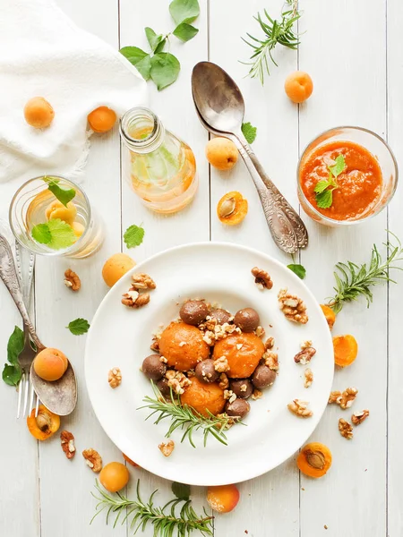 Aprikosensorbet Mit Schokokugeln Und Nüssen Flacher Dof — Stockfoto