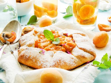 Kayısı Galette'ye pasta tatlı kayısı komposto ile. Sığ dof.