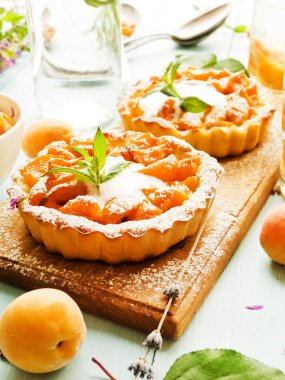 Kayısı Galette'ye pasta tatlı kayısı komposto ile. Sığ dof.