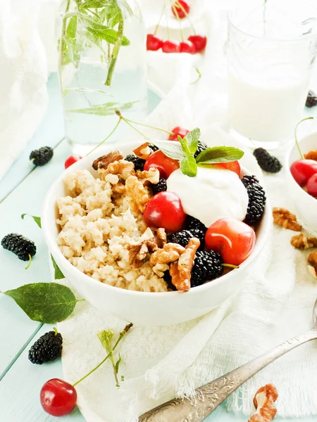 Havregrynsgröt Med Bär Och Valnötter Yoghurt Grunt Dof — Stockfoto