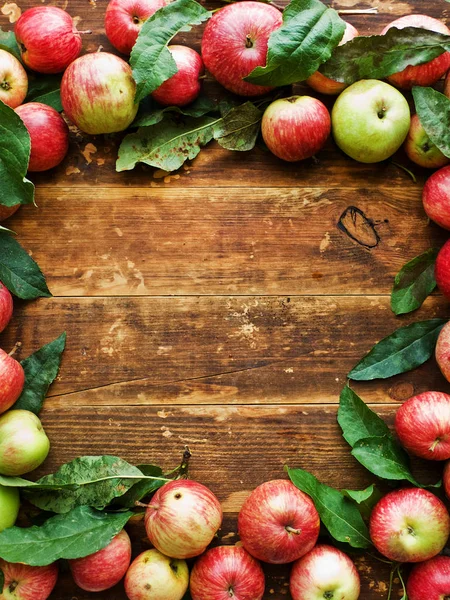 Manzanas Rojas Maduras Con Hojas Sobre Fondo Madera Dof Poco —  Fotos de Stock