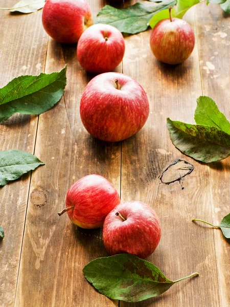 Manzanas Rojas Maduras Con Hojas Sobre Fondo Madera Dof Poco —  Fotos de Stock