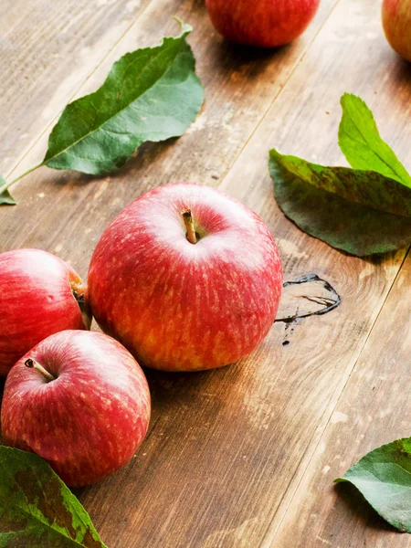 Manzanas Rojas Maduras Con Hojas Sobre Fondo Madera Dof Poco —  Fotos de Stock