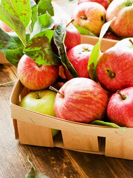 Manzanas Rojas Maduras Con Hojas Sobre Fondo Madera Dof Poco —  Fotos de Stock