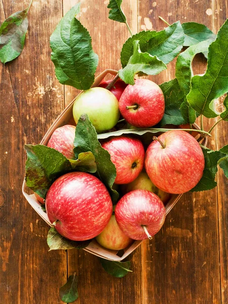 Pommes Rouges Mûres Avec Des Feuilles Sur Fond Bois Dof — Photo