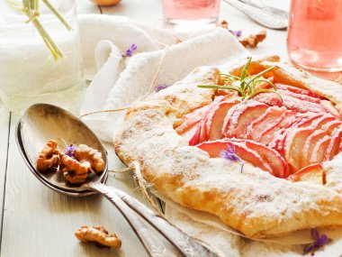 Apple Galette'ye muhallebi krem. Sığ dof.