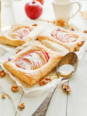 Apple bal ve krema puffs. Sığ dof.