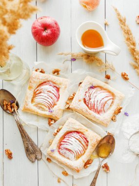 Apple bal ve krema puffs. Sığ dof.