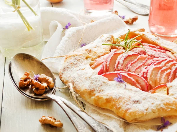 Apple Galette'ye muhallebi krem. Sığ dof.