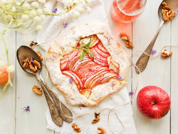 Apple Galette'ye muhallebi krem. Sığ dof.