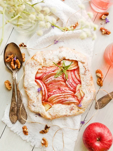 Apple Galette'ye muhallebi krem. Sığ dof.