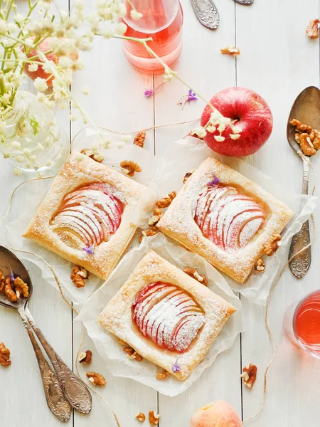 Apple bal ve krema puffs. Sığ dof.