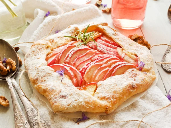 Apple Galette'ye muhallebi krem. Sığ dof.