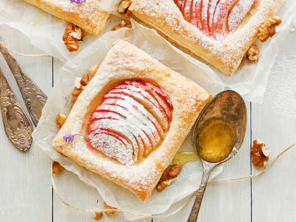 Apple bal ve krema puffs. Sığ dof.