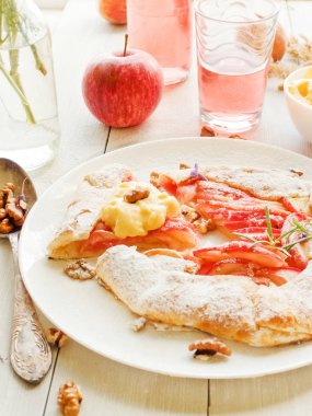 Apple Galette'ye muhallebi krem ve komposto ile. Sığ dof.