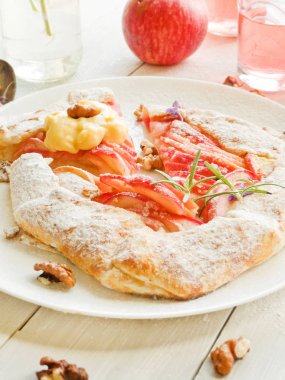 Apple Galette'ye muhallebi krem ve komposto ile. Sığ dof.