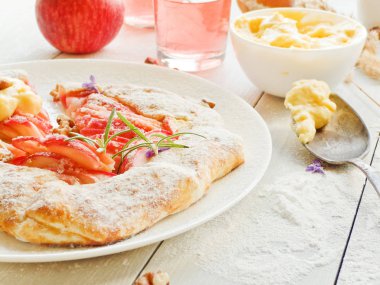 Apple Galette'ye muhallebi krem ve komposto ile. Sığ dof.