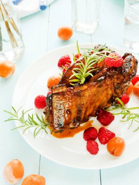 Kızarmış domuz kaburga ahududu ve biberiye ile. Sığ dof.